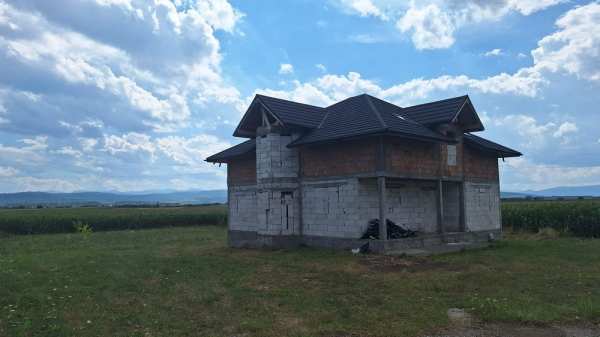 Casa de vanzare la rosu