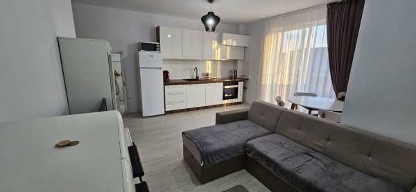 Ofer spre închiriere apartament cu 3 camere
