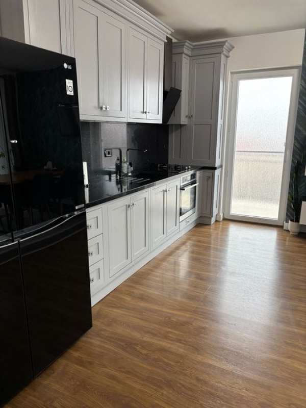 Inchiriez Apartament zona Vivo