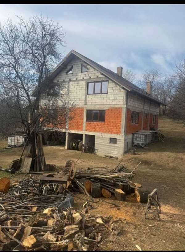 Vila cu 4 camere,plus mansarda 80 mp,pretabila pensiune