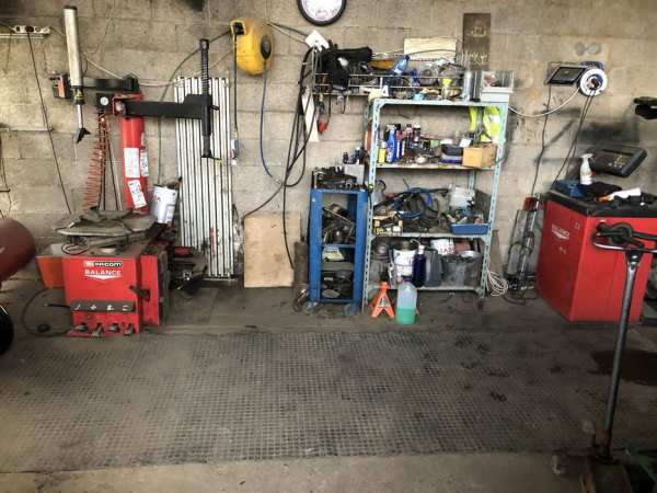 Inchiriez hala garaje si curte destinata service auto si vinzari auto