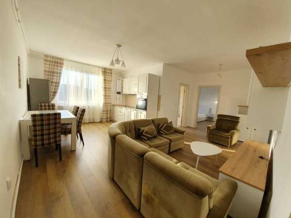 Dau spre inchiriere apartament  in partea de sus a orasului