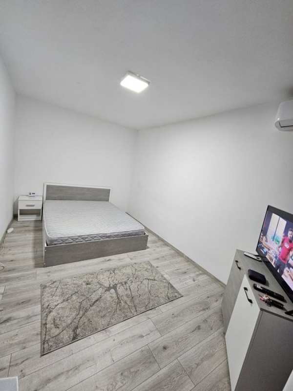 Închiriez garsonieră-Etaj 1