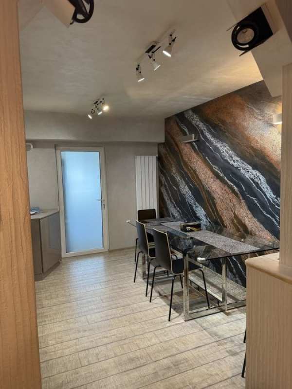 Inchiriez apartament 4 camere zona centrala ! Dispune de centrala proprie 2 locuri de parcare boxa foarte mare. Este situat la parter.