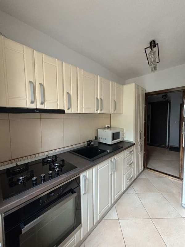 Vând apartament cu trei camere şi balcon zidit