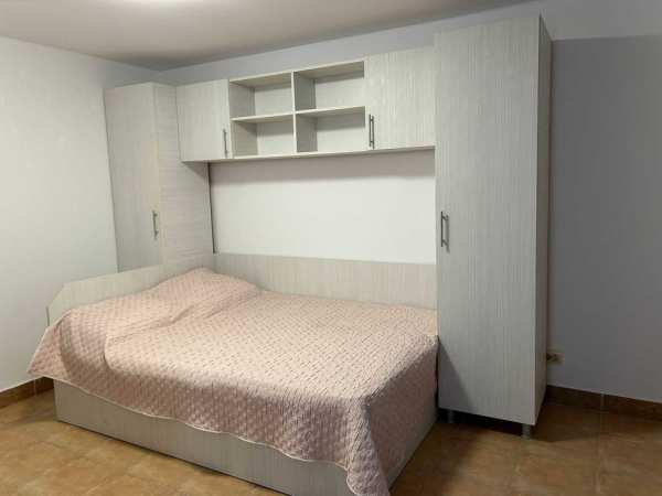 Inchiriez apartament cu doua camere complet mobilat si utilat.