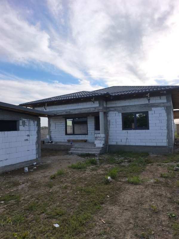 Casa la roșu și teren în Slătioara