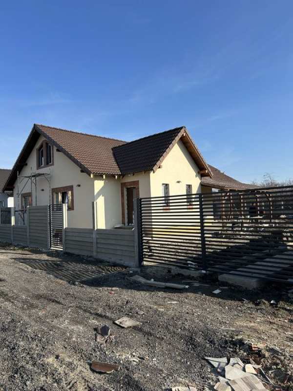 Casa parter individuala la comanda sanmihaiu roman ( utvin),4 camere