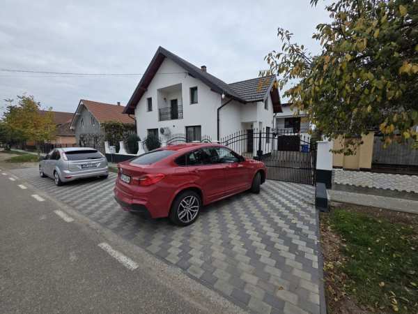 Vand casa individuala