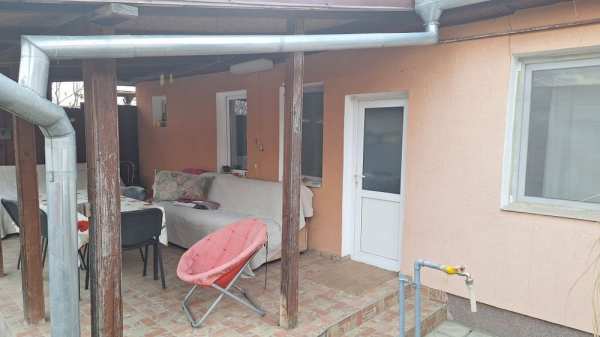 Închiriez apartament la curte