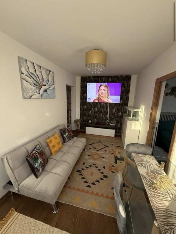 Dau în chirie apartament cu 3 camere  situat în Velența.