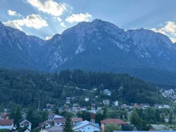 Oportunitate: de închiriat - Apartament CU VEDERE SUPERBĂ LA MUNTE