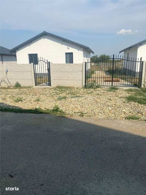 Case pe parter cu 3 camere-Teren 800 mp-Asfalt-Mutare imediata