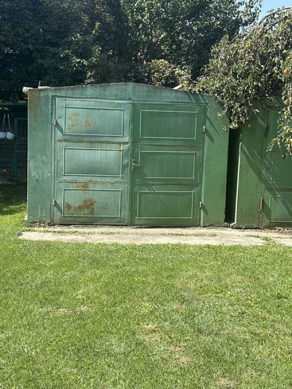 Garaj auto fara geamuri cu 2 usi de intrare