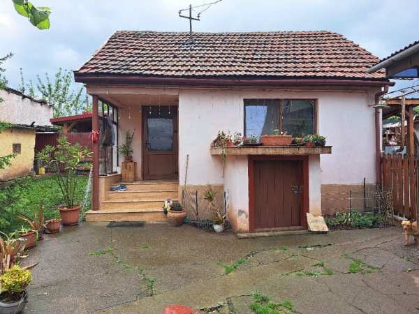 Vând casă Simeria zonă liniștită