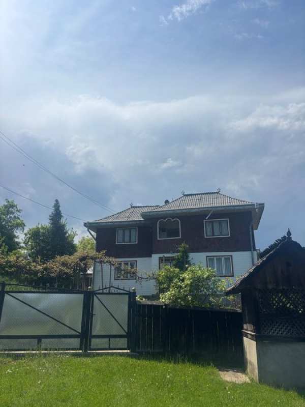 Casă de vânzare cu două curți, livadă și anexe – proprietate cu potențial