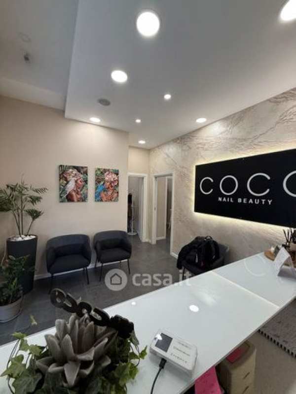 Negozio/locale commerciale in commerciale in Via Caudina