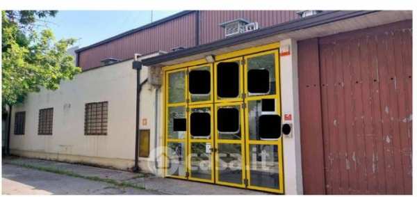 Capannone in commerciale in Via Rossetto 5