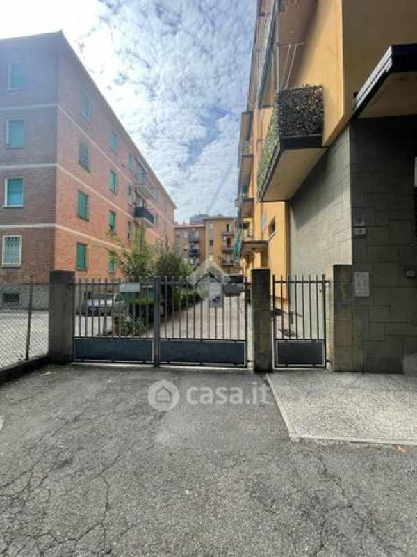 Box/posto auto in residenziale in Via Luca della Robbia 9