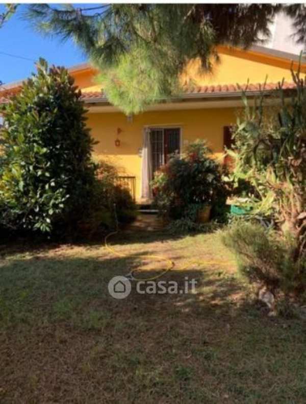 Casa indipendente in residenziale in 