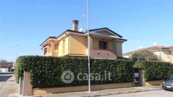 Casa bi/trifamiliare in residenziale in Via della Pace 23 R