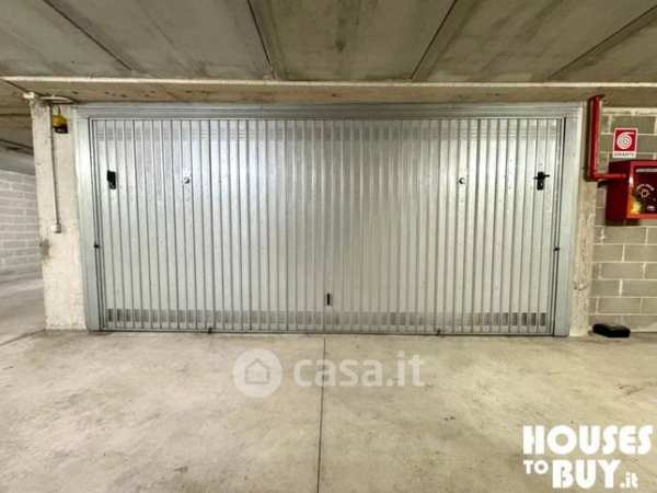 Box/posto auto in residenziale in Via Gioacchino Murat 7