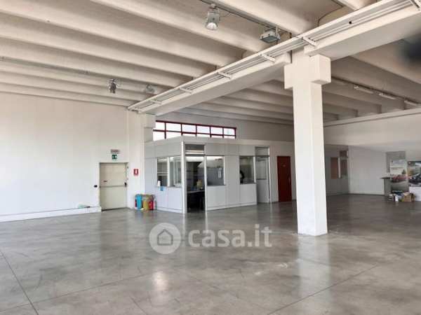 Capannone in commerciale in Via GiosuÃ¨ Carducci 18
