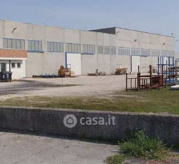 Capannone in commerciale in Strada Abetone Brennero Est 19