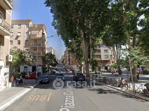 Attività/licenza (con o senza mura) in commerciale in Via Edoardo Jenner