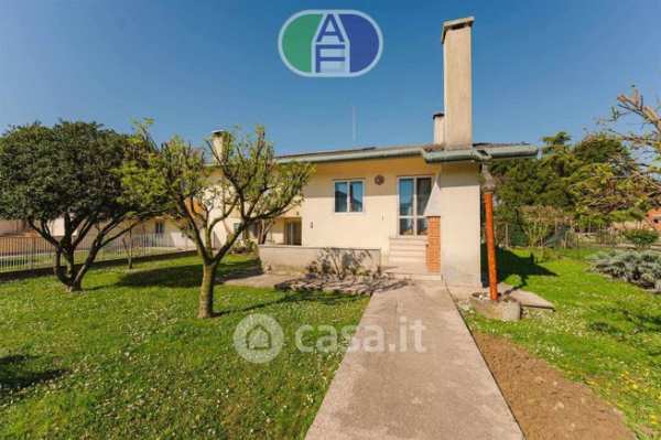Casa bi/trifamiliare in residenziale in Via Friuli 1