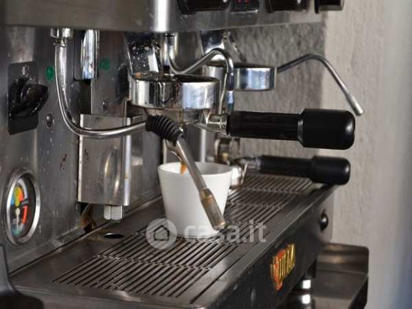 Attivitã /licenza (con o senza mura) in commerciale in Via Pisana