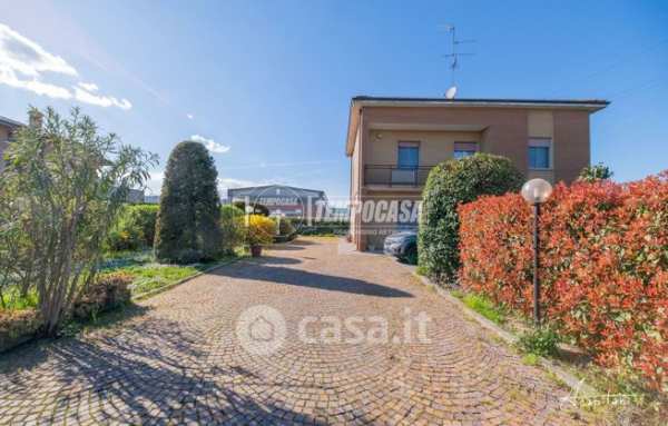 Casa bi/trifamiliare in residenziale in Via IÂº Maggio