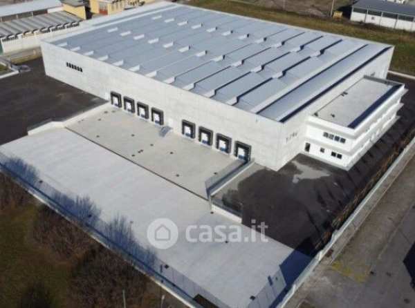 Capannone in commerciale in 