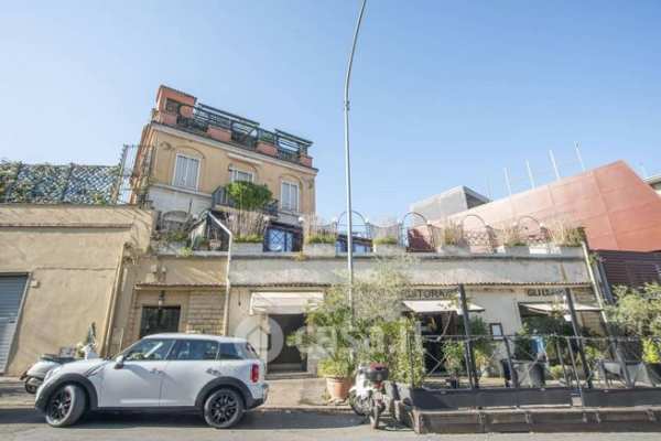 Negozio/locale commerciale in commerciale in Via Luigi Luciani 21