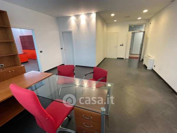 Ufficio in commerciale in Strada del Drosso 33
