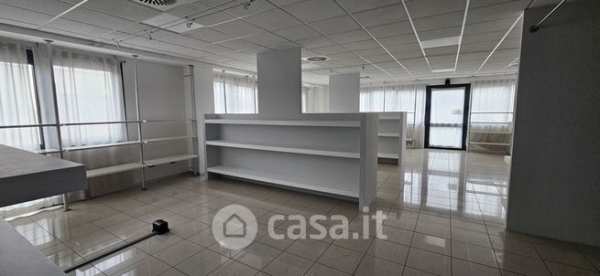 Ufficio in commerciale in Via Venezia