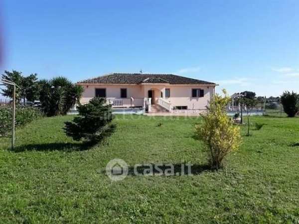 Attivitã /licenza (con o senza mura) in commerciale in Via Carezzano