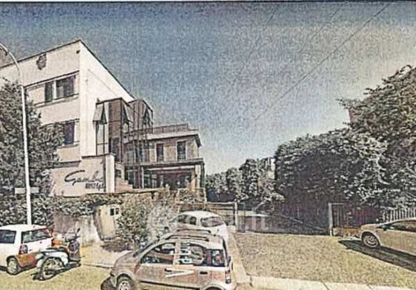 Capannone in commerciale in Via Edoardo Collamarini 23