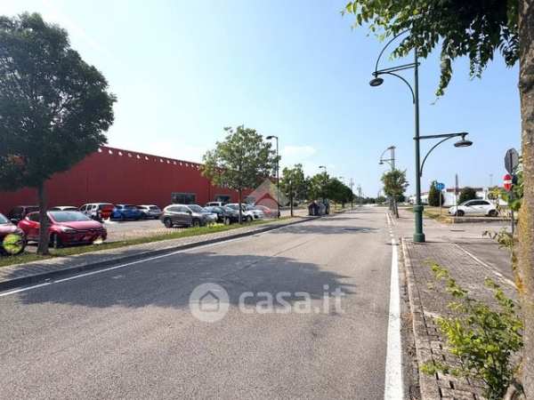 Box/posto auto in residenziale in Via Pionara 2