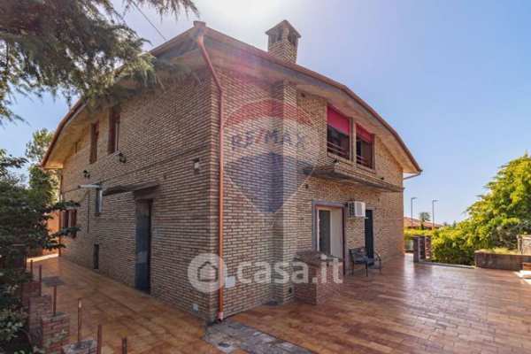 Villa in residenziale in Via Teocrito 27