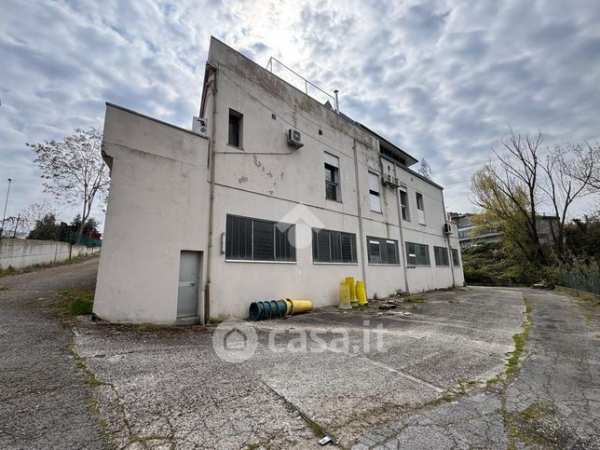 Capannone in commerciale in Via Ausa 50