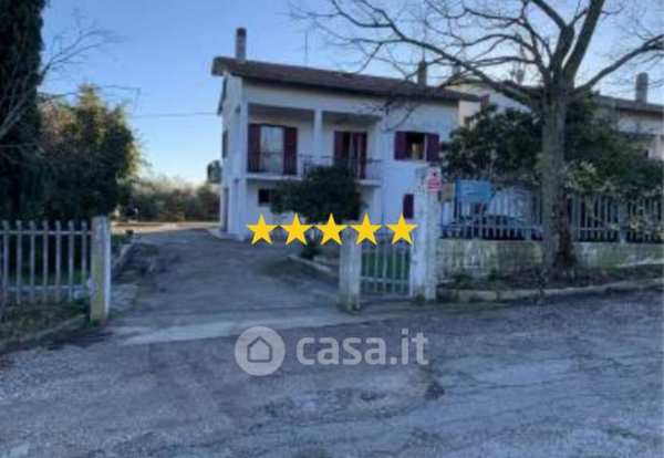 Villa in residenziale in Via del Montale