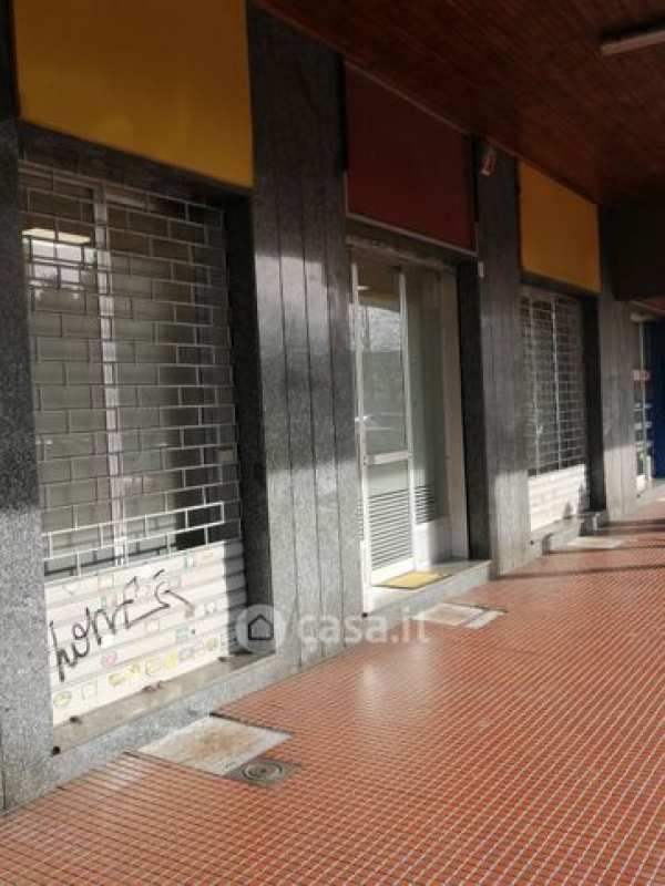 Negozio/locale commerciale in commerciale in Via Matteo Bartoli 2