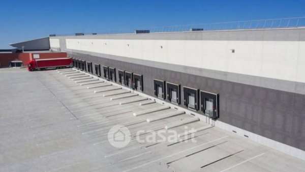 Capannone in commerciale in Viadotto Enrico Mattei