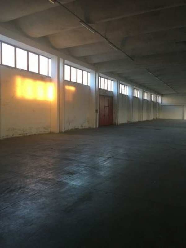 Capannone in commerciale in Via delle Industrie