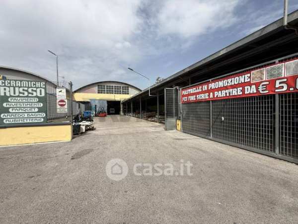 Capannone in commerciale in 