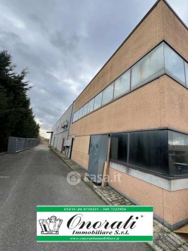 Capannone in commerciale in 