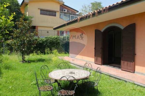 Villa in residenziale in Via delle Gardenie 1