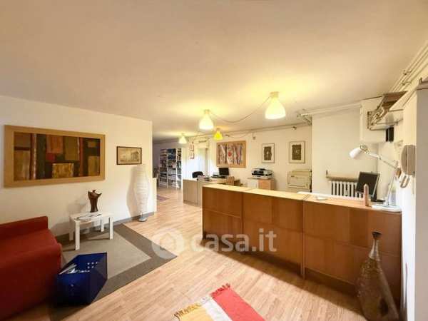 Ufficio in commerciale in Via Scuole 17
