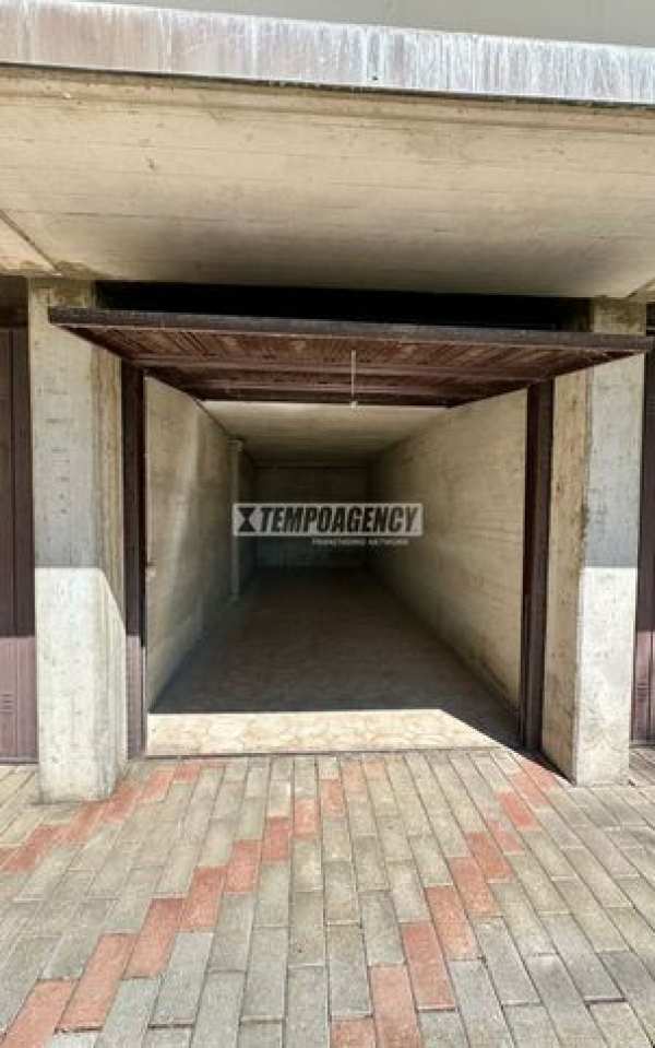 Box/posto auto in residenziale in Via IV Novembre